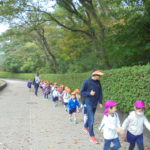 手を繋いで歩いてるよ！